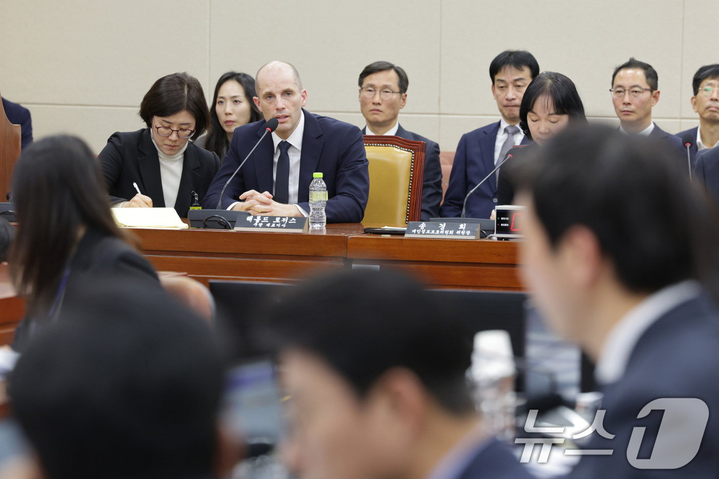 (서울=뉴스1) 신웅수 기자 = 해롤드 로저스 쿠팡 임시 대표가 17일 서울 여의도 국회 과학기술정보방송통신위원회에서 열린 쿠팡 침해사고 관련 청문회에서 의원 질의에 답변하고 있다 …