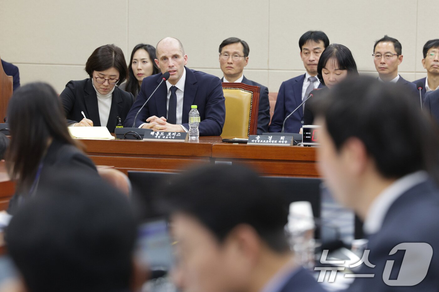 본문 이미지 - 해롤드 로저스 쿠팡 임시 대표가 17일 서울 여의도 국회 과학기술정보방송통신위원회에서 열린 쿠팡 침해사고 관련 청문회에서 의원 질의에 답변하고 있다. 2025.12.17/뉴스1 ⓒ News1 신웅수 기자