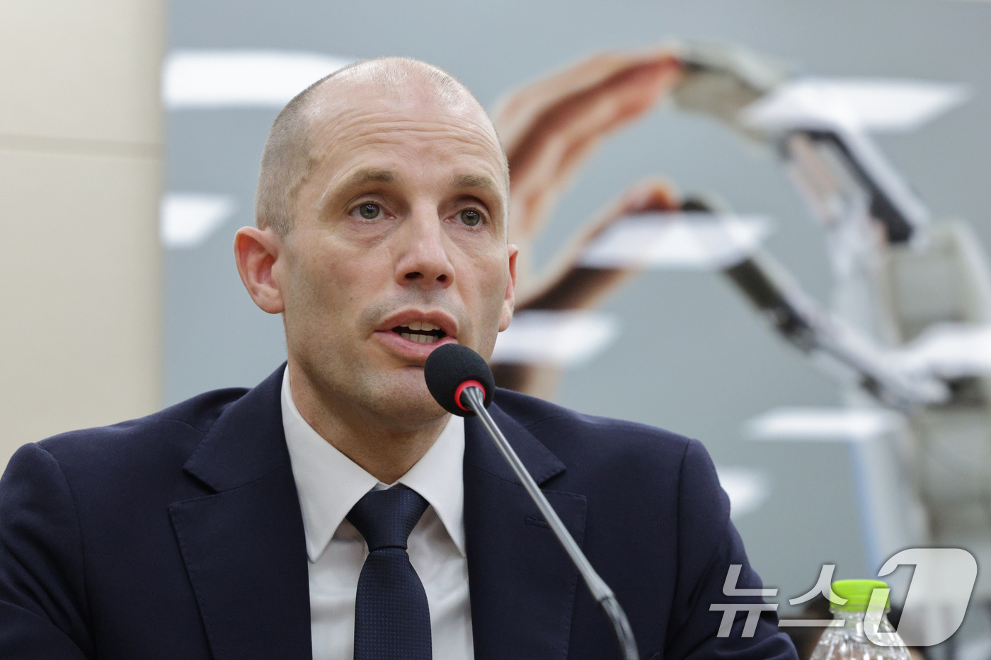 (서울=뉴스1) 신웅수 기자 = 해롤드 로저스 쿠팡 임시 대표가 17일 서울 여의도 국회 과학기술정보방송통신위원회에서 열린 쿠팡 침해사고 관련 청문회에서 의원 질의에 답변하고 있다 …