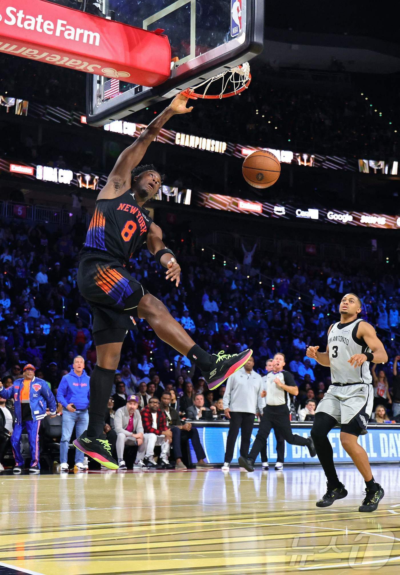 본문 이미지 - 덩크슛을 시도하는 뉴욕 닉스의 OG 아누노비. ⓒ AFP=뉴스1