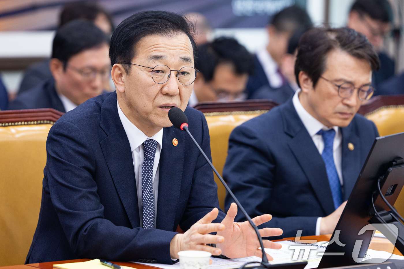 (서울=뉴스1) 유승관 기자 = 김윤덕 국토교통부 장관이 17일 서울 여의도 국회에서 열린 제430회 국회(임시회) 국토교통위원회 제2차 전체회의에서 의원 질의에 답하고 있다. 2 …