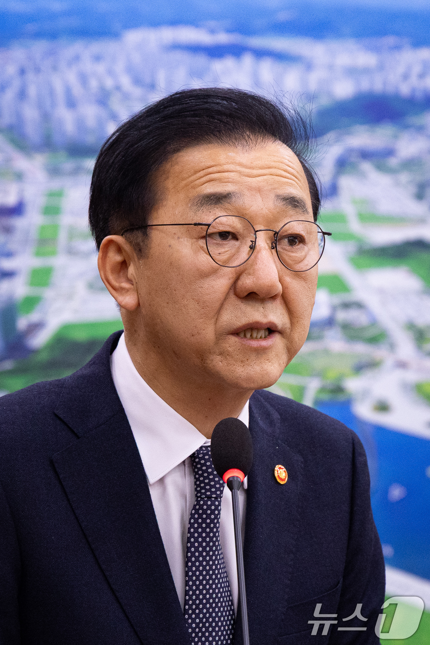 (서울=뉴스1) 유승관 기자 = 김윤덕 국토교통부 장관이 17일 서울 여의도 국회에서 열린 제430회 국회(임시회) 국토교통위원회 제2차 전체회의에서 전세사기 유형 및 피해 규모 …