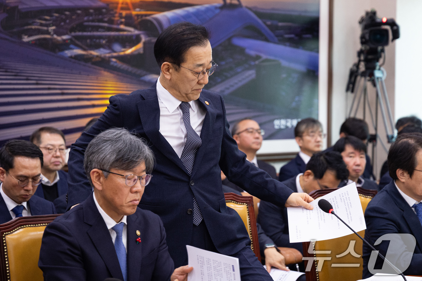 (서울=뉴스1) 유승관 기자 = 김윤덕 국토교통부 장관이 17일 서울 여의도 국회에서 열린 제430회 국회(임시회) 국토교통위원회 제2차 전체회의에서 법안의결에 대한 정부 측 인사 …