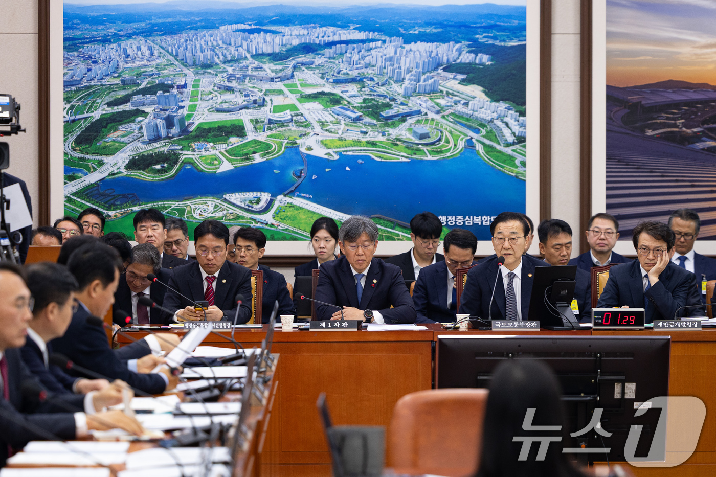 (서울=뉴스1) 유승관 기자 = 김윤덕 국토교통부 장관이 17일 서울 여의도 국회에서 열린 제430회 국회(임시회) 국토교통위원회 제2차 전체회의에서 의원 질의에 답하고 있다. 2 …