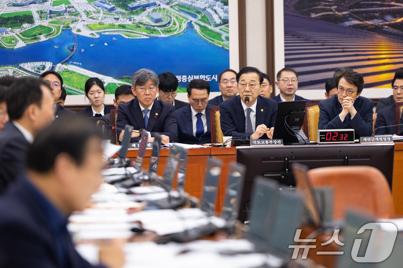 (서울=뉴스1) 유승관 기자 = 김윤덕 국토교통부 장관이 17일 서울 여의도 국회에서 열린 제430회 국회(임시회) 국토교통위원회 제2차 전체회의에서 의원 질의에 답하고 있다. 2 …