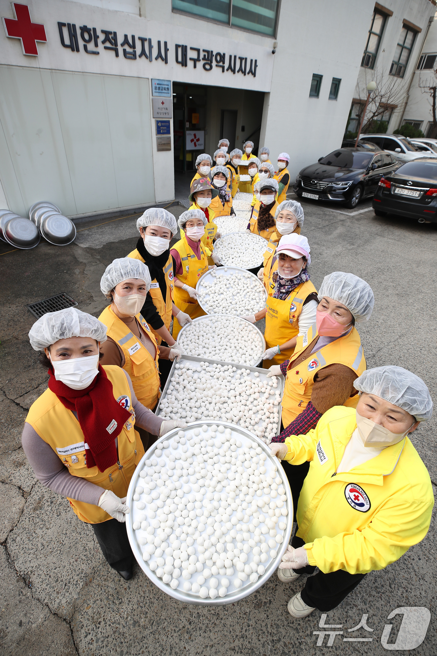 (대구=뉴스1) 공정식 기자 = 동지(冬至)를 닷새 앞둔 17일 대구 중구 대한적십자사 대구지사에서 열린 '사랑의 팥죽 나눔' 행사에 참여한 동구지구협의회 봉사자들이 정성으로 빚은 …