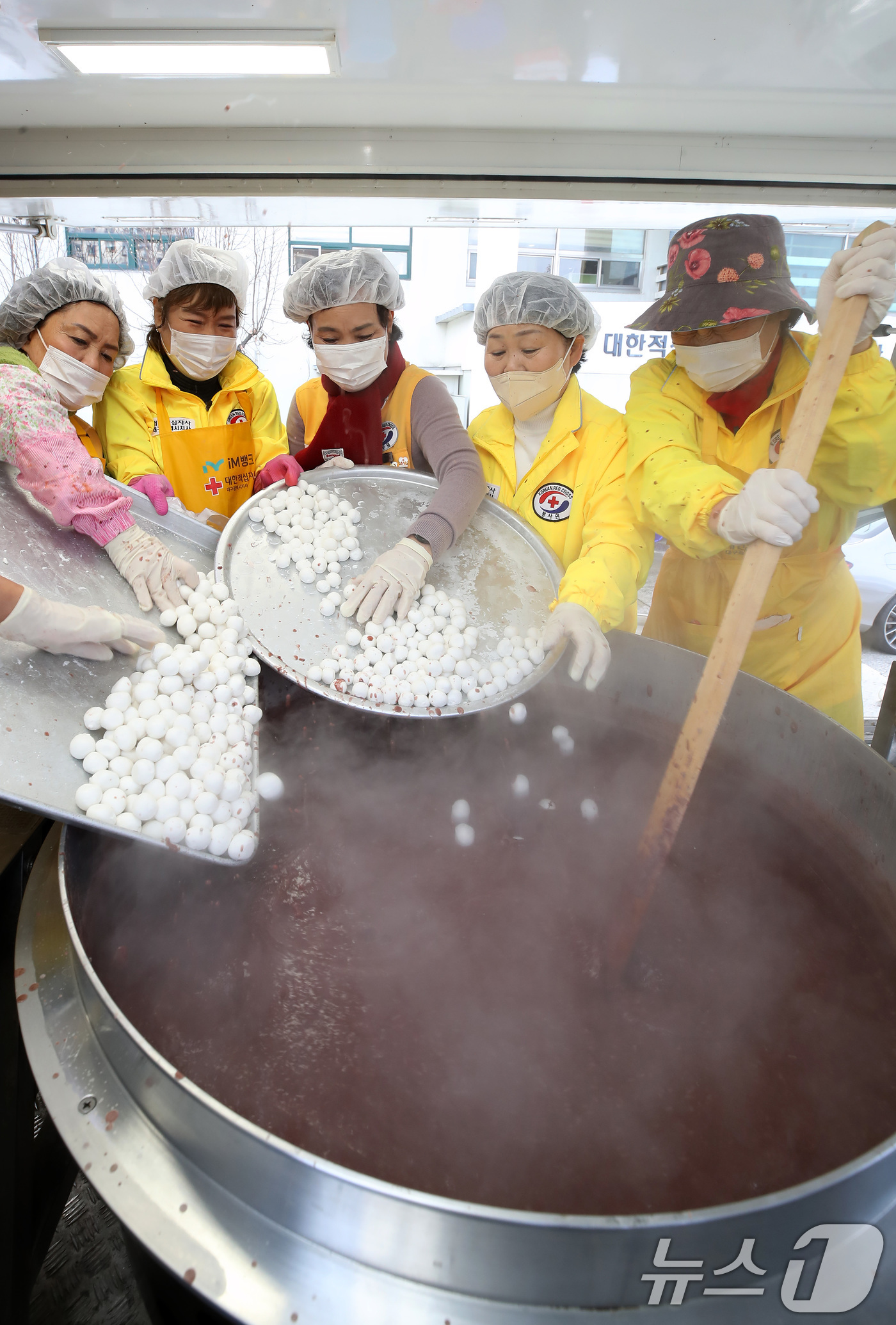 (대구=뉴스1) 공정식 기자 = 동지(冬至)를 닷새 앞둔 17일 대구 중구 대한적십자사 대구지사에서 열린 '사랑의 팥죽 나눔' 행사에 참여한 동구지구협의회 봉사자들이 정성으로 빚은 …