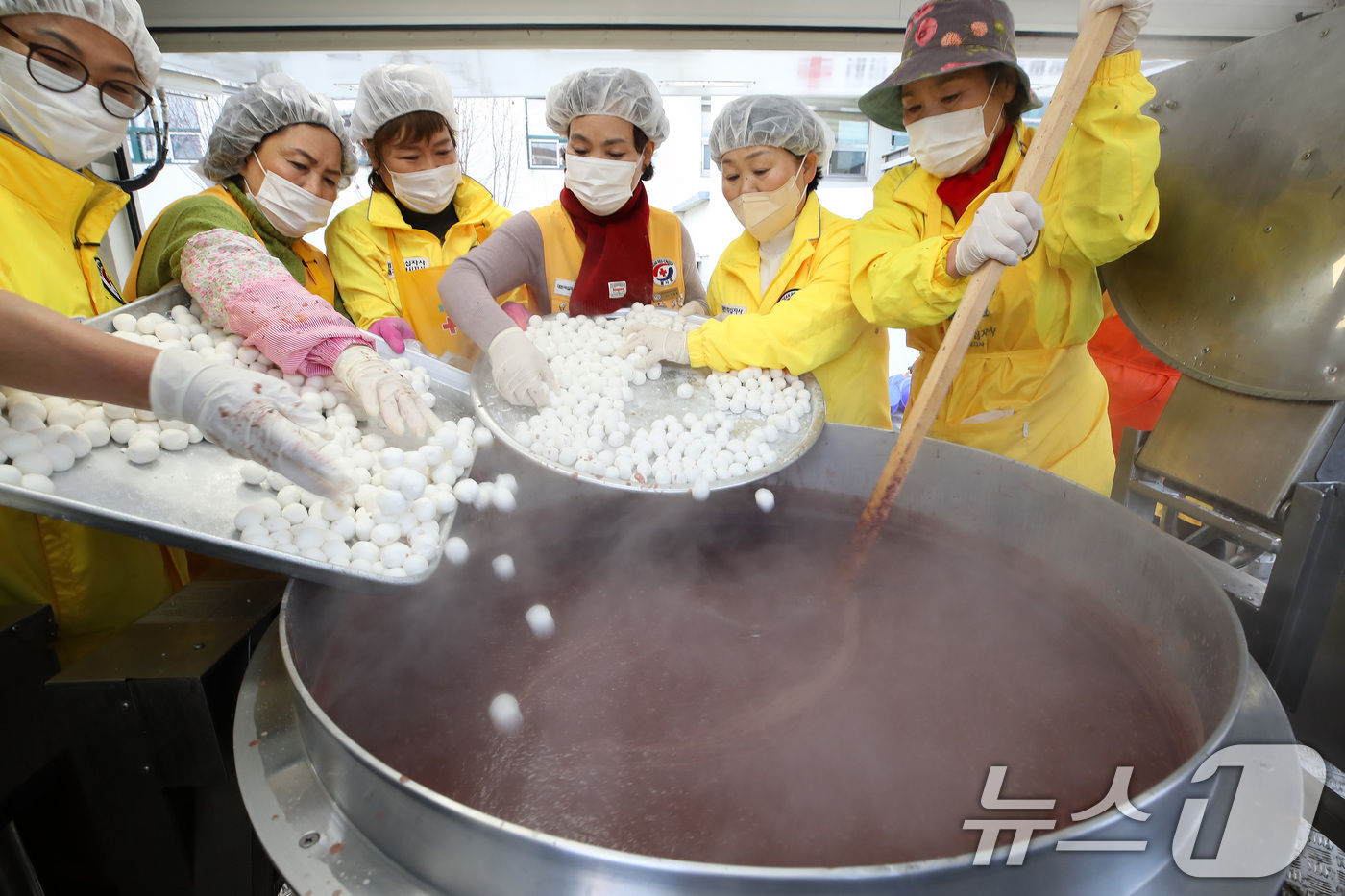 (대구=뉴스1) 공정식 기자 = 동지(冬至)를 닷새 앞둔 17일 대구 중구 대한적십자사 대구지사에서 열린 '사랑의 팥죽 나눔' 행사에 참여한 동구지구협의회 봉사자들이 정성으로 빚은 …