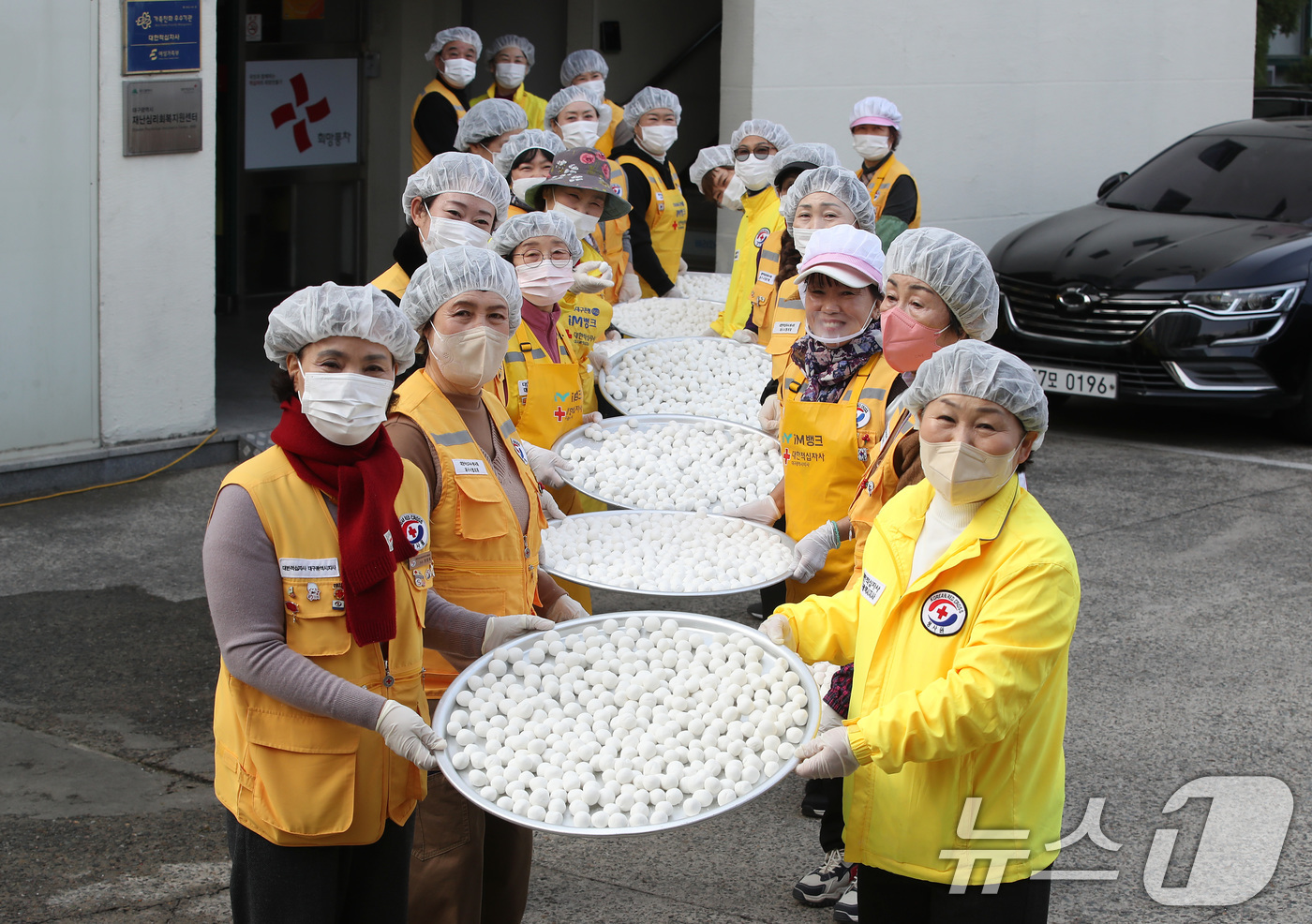 (대구=뉴스1) 공정식 기자 = 동지(冬至)를 닷새 앞둔 17일 대구 중구 대한적십자사 대구지사에서 열린 '사랑의 팥죽 나눔' 행사에 참여한 동구지구협의회 봉사자들이 정성으로 빚은 …