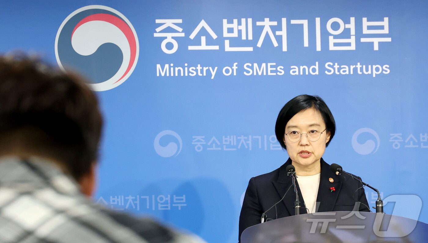 본문 이미지 - 한성숙 중소벤처기업부 장관이 17일 오후 세종시 정부세종청사 중소벤처기업부 브리핑실에서 2026년 업무계획 내용을 설명하고 있다. 2025.12.17/뉴스1 ⓒ News1 김기남 기자