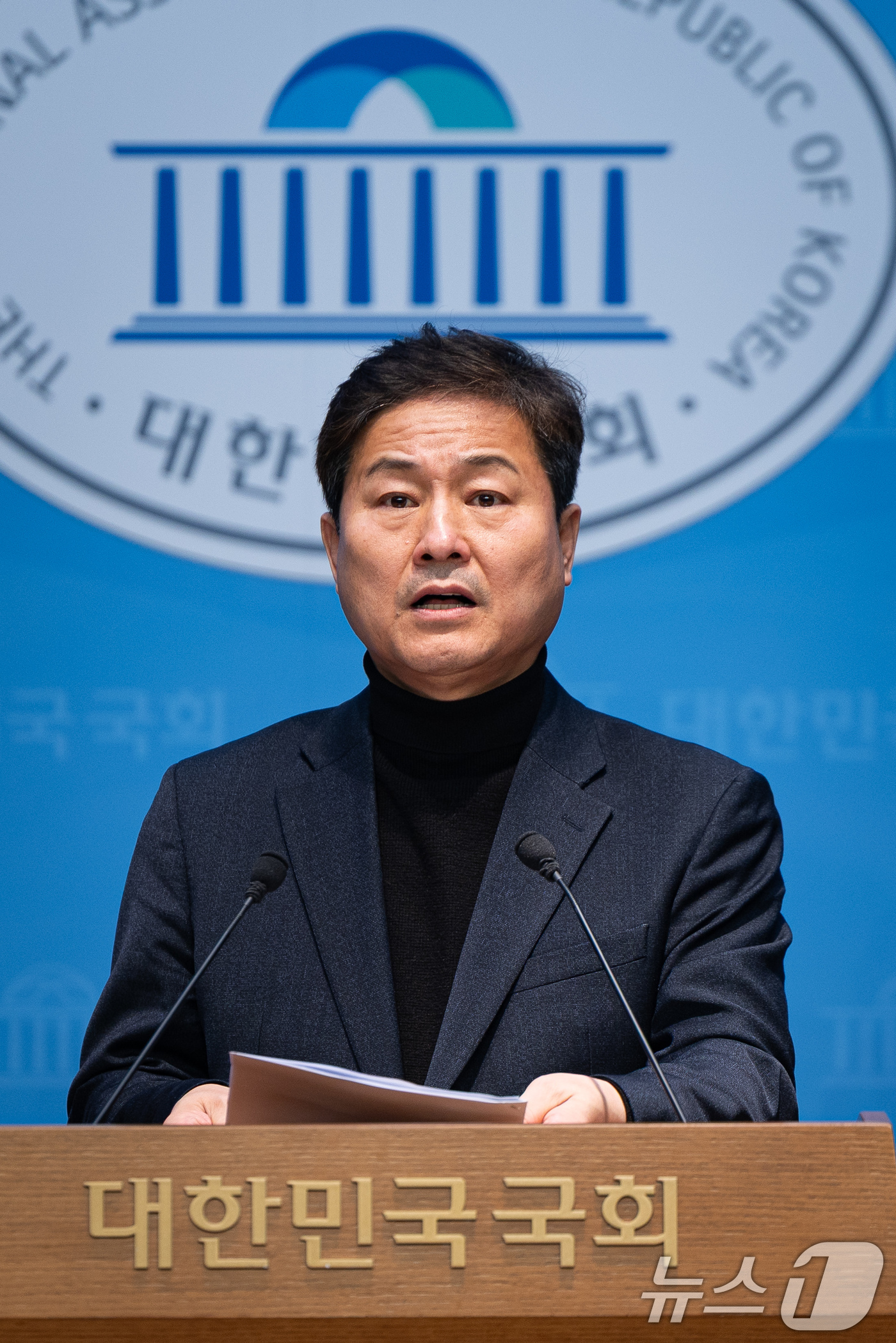 (서울=뉴스1) 유승관 기자 = 서울시장 출마를 선언한 김영배 더불어민주당 의원이 17일 서울 여의도 국회 소통관에서 시민사회단체 회원들과 서울시 '세운 4구역 재개발 사업 변경 …