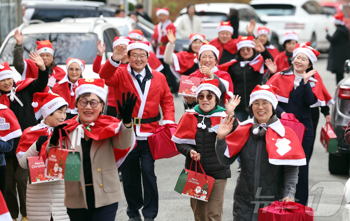 (광주=뉴스1) 박지현 기자 = 17일 광주 북구 풍향동 행정복지센터에서 열린 사랑의 김장 성탄선물 배달 행사에서 산타복장을 한 문인 북구청장과 자생단체 회원들이 지역 돌봄이웃 1 …
