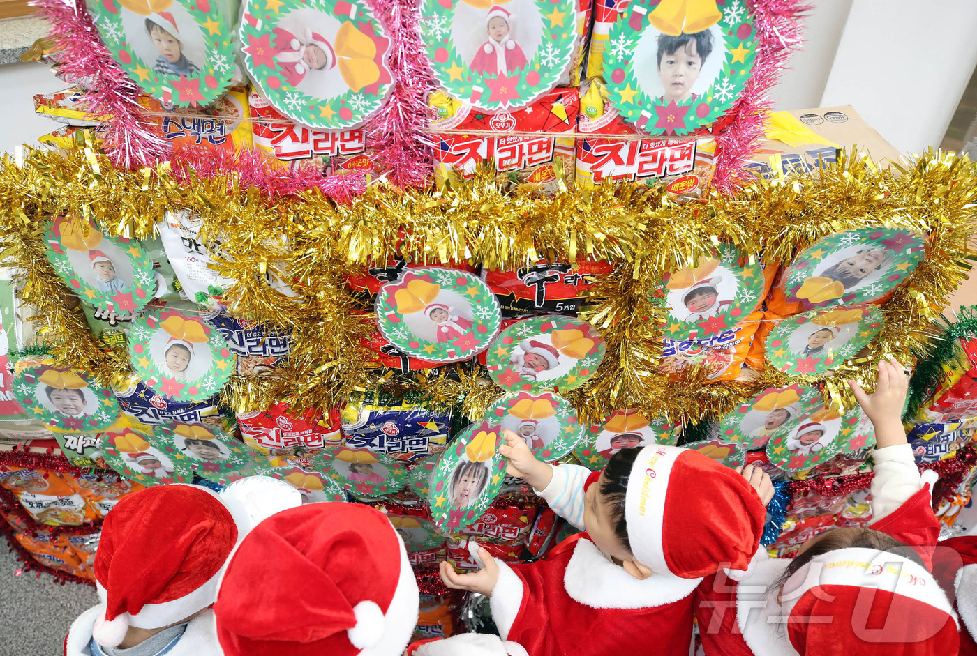 (광주=뉴스1) 박지현 기자 = 17일 광주 북구 양산동 행정복지센터 민원실에서 열린 \'따순마을! 희망을 이야기하다!\' 공공어린이집 후원물품 기탁식에서 영무예다음, 양산호반, …