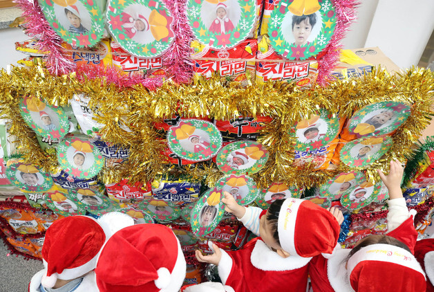 후원품으로 만든 라면\'트리\'