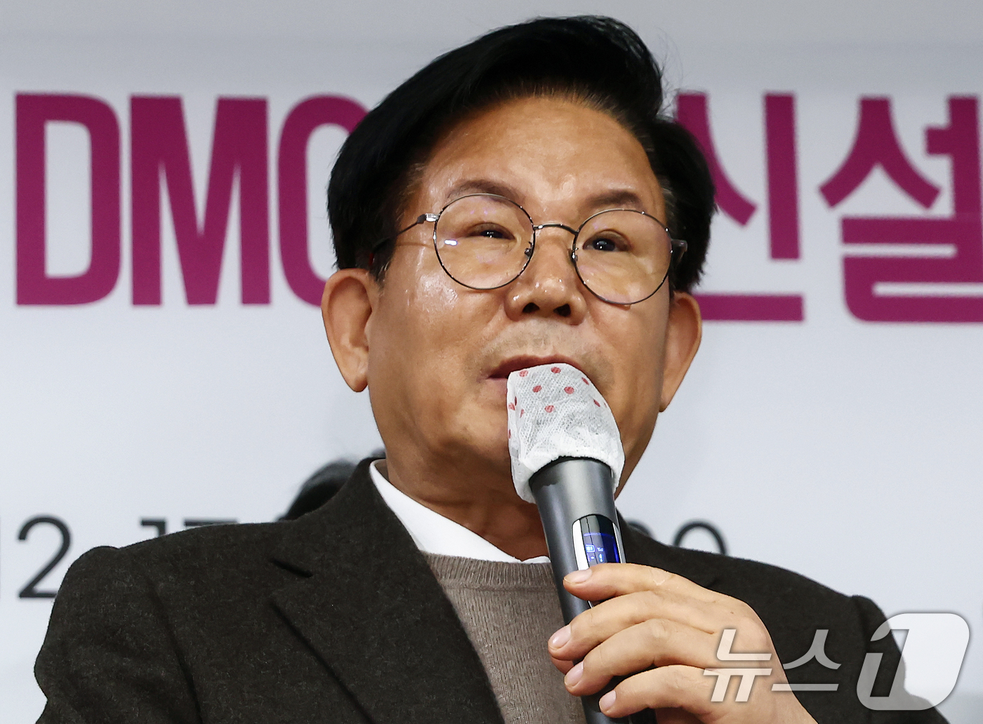 (서울=뉴스1) 김민지 기자 = 박강수 마포구청장이 17일 오후 서울 중구 상연재에서 대장~홍대선 DMC역 신설 관련 기자회견을 하고 있다. 2025.12.17/뉴스1