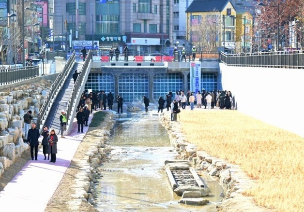 콘크리트 걷어내고 복원된 인천 굴포천…30년 만에 물길 흘러