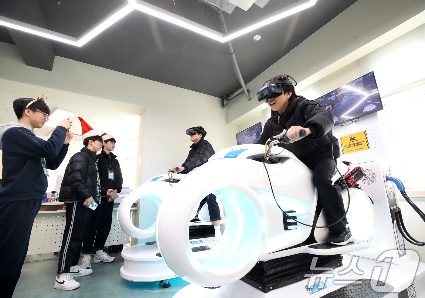 (대구=뉴스1) 공정식 기자 = 17일 대구 달서구 대구인공지능교육센터에서 열린 '인공지능(AI) 디지털 교육 학생 페스타'를 찾은 중학생들이 고글 속 가상도로를 달리는 VR(가상 …