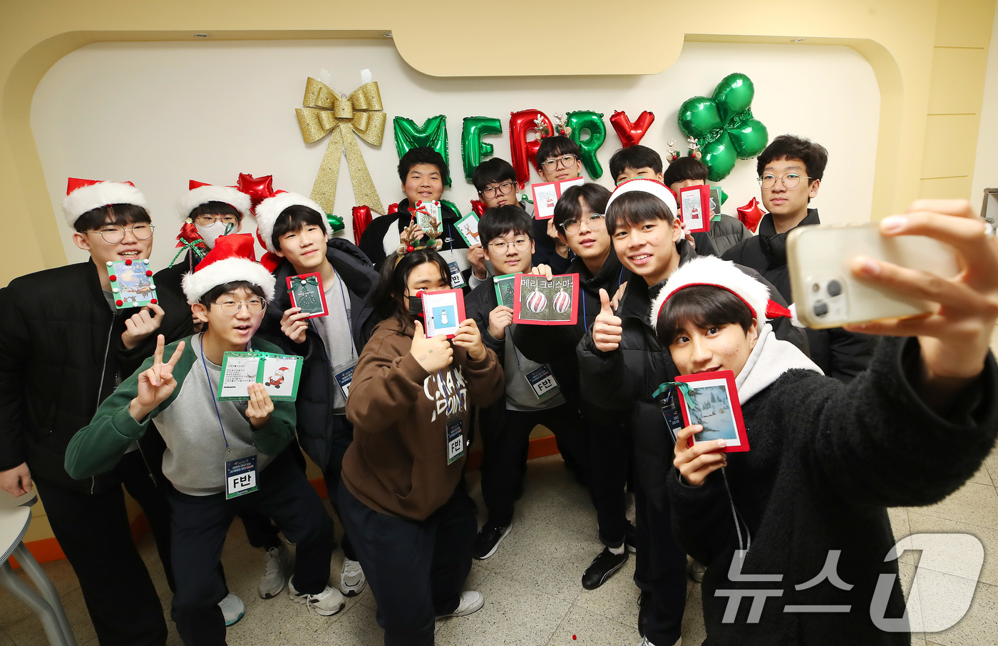 (대구=뉴스1) 공정식 기자 = 17일 대구 달서구 대구인공지능교육센터에서 열린 '인공지능(AI) 디지털 교육 학생 페스타'를 찾은 중학생들이 직접 만든 크리스마스카드를 들고 기념 …