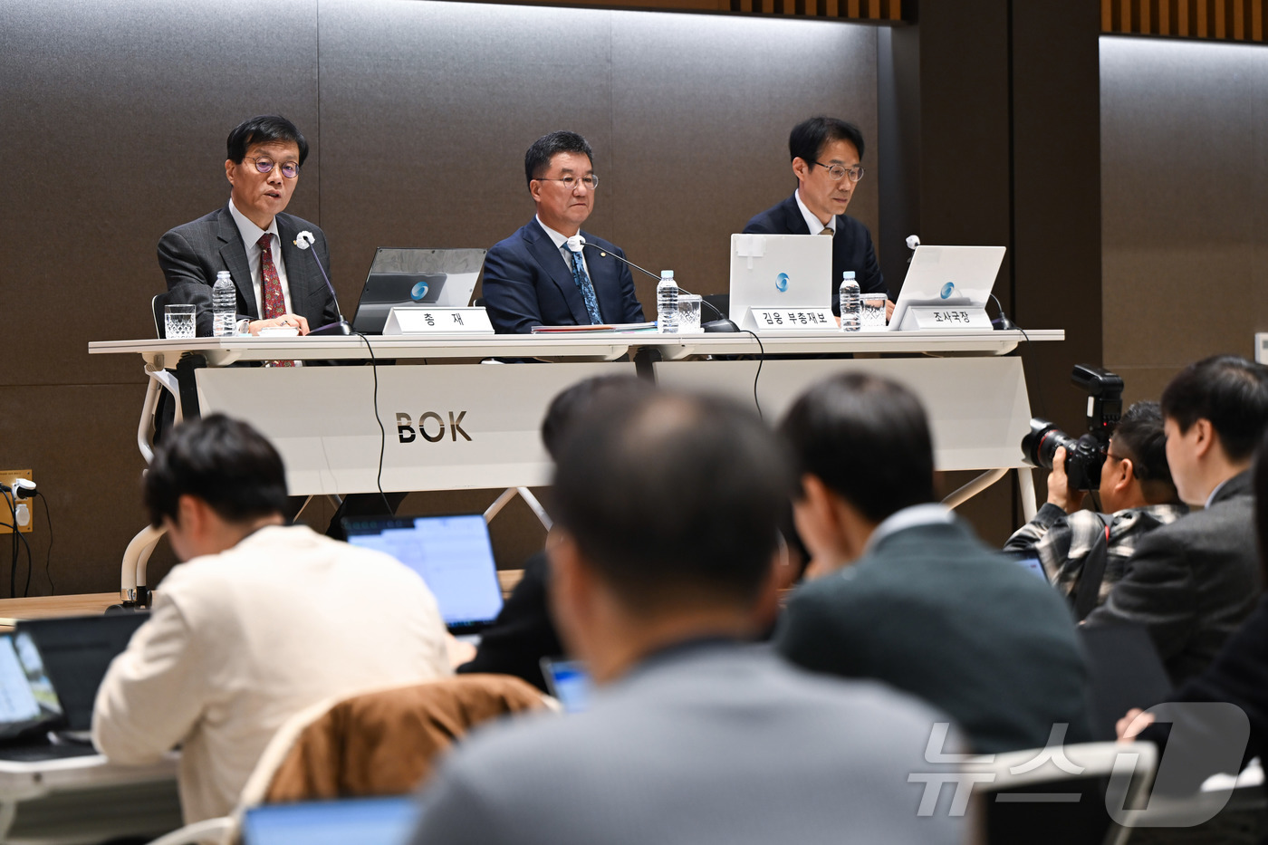 (서울=뉴스1) 오대일 기자 = 이창용 한국은행 총재가 17일 서울 중구 한국은행 본부에서 물가안정목표 운영상황 점검 설명회에 참석해 모두발언하고 있다. (공동취재) 2025.12 …