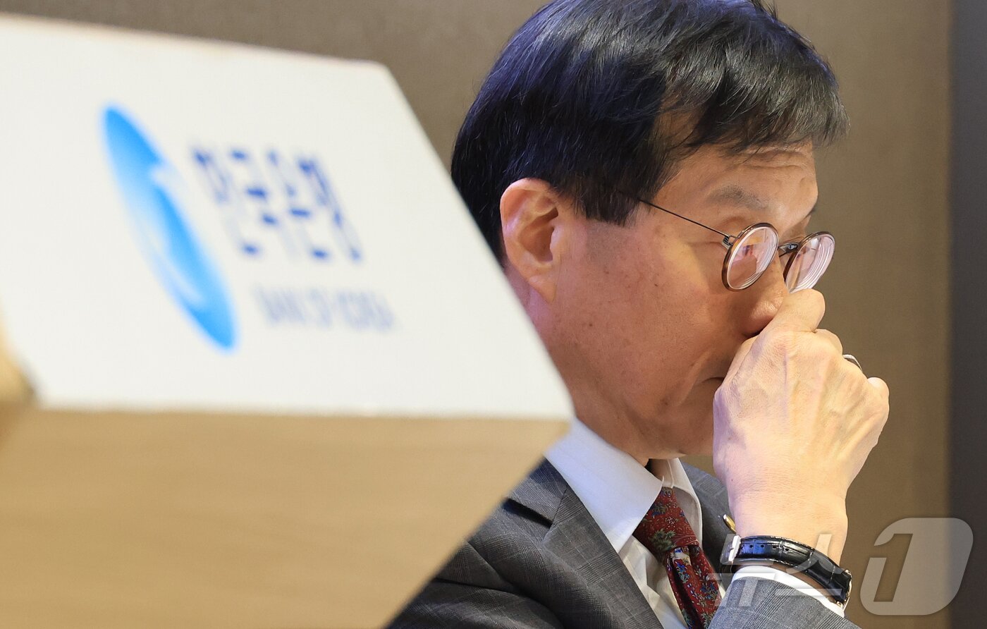 본문 이미지 - 이창용 한국은행 총재가 17일 서울 중구 한국은행 본부에서 물가안정목표 운영상황 점검 설명회에 참석해 있다. (공동취재) 2025.12.17/뉴스1 ⓒ News1 오대일 기자