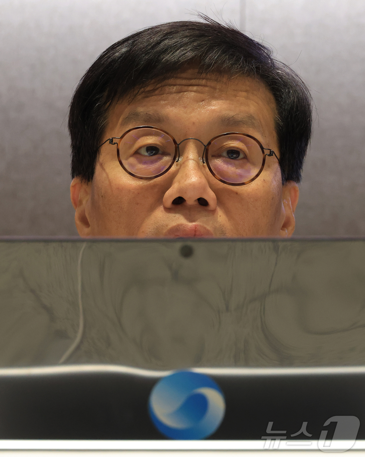 (서울=뉴스1) 오대일 기자 = 이창용 한국은행 총재가 17일 서울 중구 한국은행 본부에서 물가안정목표 운영상황 점검 설명회에 참석해 있다. (공동취재) 2025.12.17/뉴스1 …