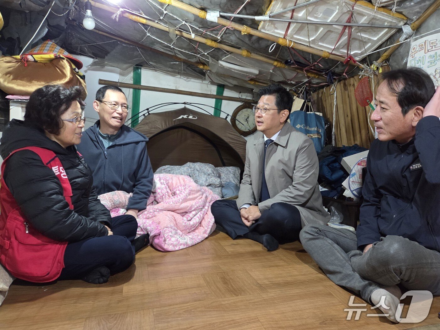 본문 이미지 - 김태선 의원이 지난달 28일 울산과학대학교 청소노동자 농성 천막을 찾아 얘기를 듣고 있다.(김태선 의원실 제공. 재판매 및 DB금지)/뉴스1