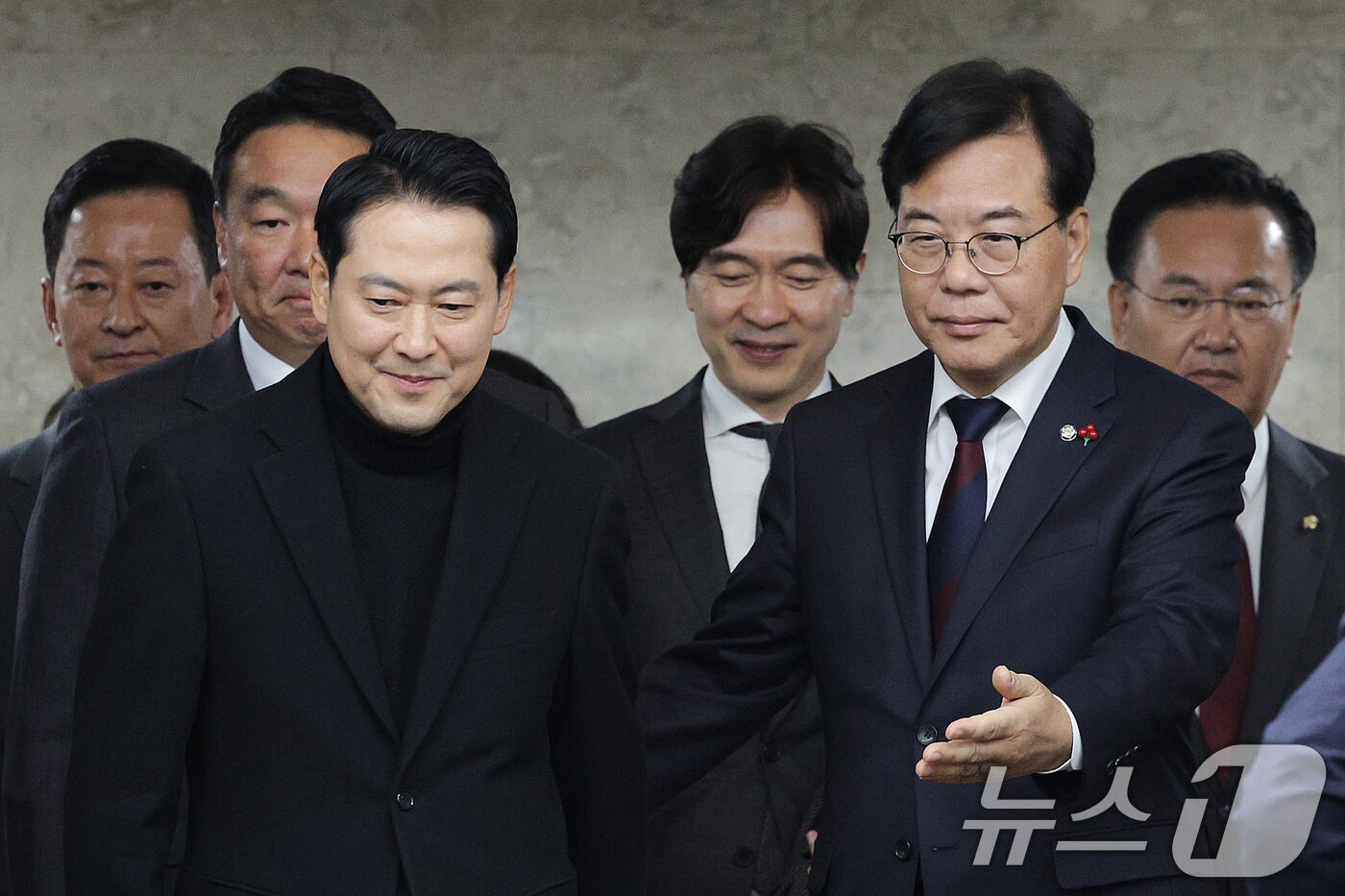 본문 이미지 - 장동혁 국민의힘 대표와 송언석 원내대표가 17일 서울 여의도 국회에서 열린 정책의원총회에 참석하고 있다. 2025.12.17/뉴스1 ⓒ News1 신웅수 기자