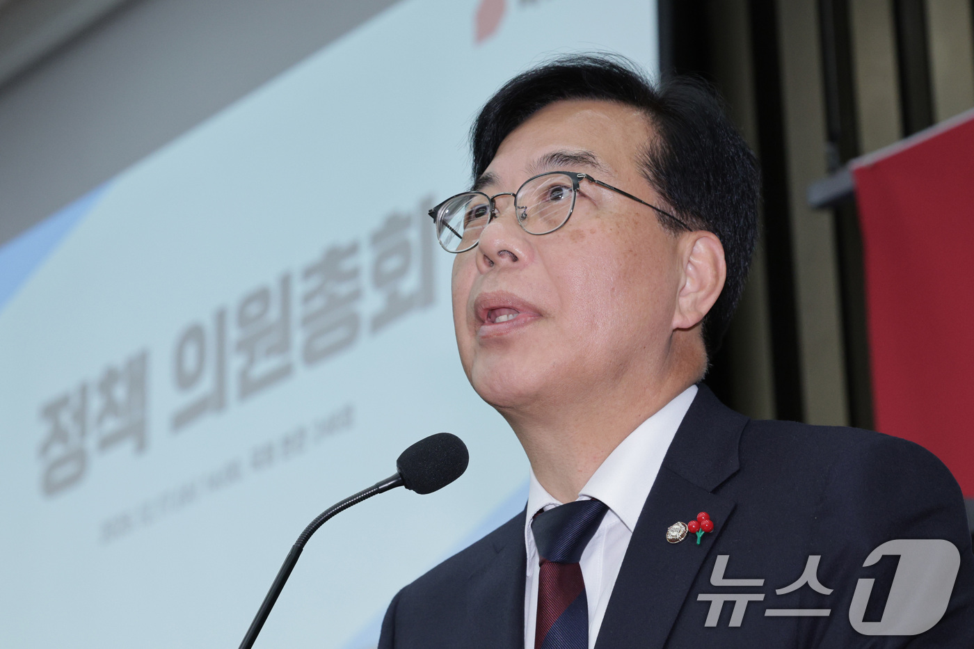 (서울=뉴스1) 신웅수 기자 = 송언석 국민의힘 원내대표가 17일 서울 여의도 국회에서 열린 정책의원총회에서 발언하고 있다. 2025.12.17/뉴스1