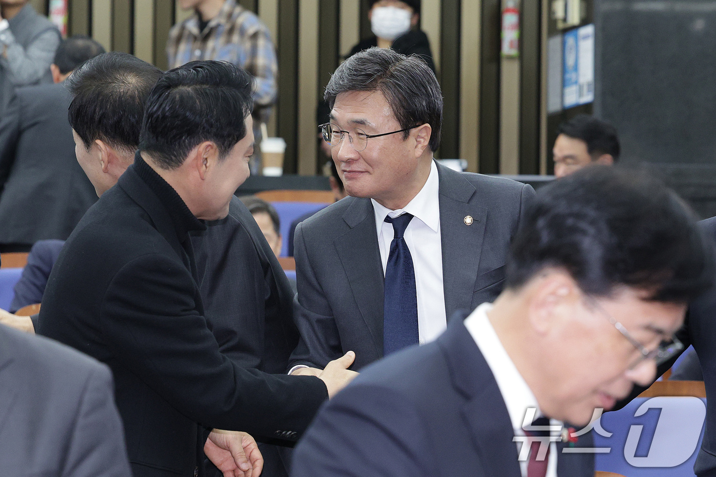 (서울=뉴스1) 신웅수 기자 = 장동혁 국민의힘 대표와 김대식 의원이 17일 서울 여의도 국회에서 열린 정책의원총회에서 인사하고 있다. 2025.12.17/뉴스1