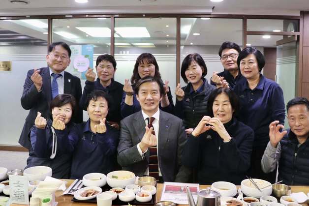 조국 "국회 개인 쓰레기통 없애겠다"…청소노동자들과 오찬