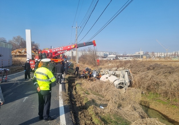 아산 이면도로서 레미콘 도로 옆 하천에 추락…30대 운전자 숨져