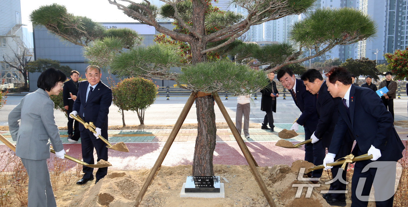 (양산=뉴스1) 윤일지 기자 = 오유경 식품의약품안전처장, 최재원 부산대 총장, 박완수 경남도지사, 나동연 양산시장 등이 17일 오후 경남 양산 물금읍 부산대 양산캠퍼스 첨단 산학 …