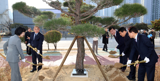 식약처 '천연물안전관리연구원' 기념식수