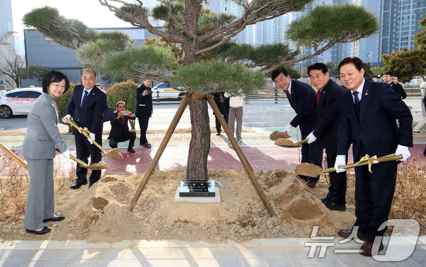 (양산=뉴스1) 윤일지 기자 = 오유경 식품의약품안전처장, 최재원 부산대 총장, 박완수 경남도지사, 나동연 양산시장 등이 17일 오후 경남 양산 물금읍 부산대 양산캠퍼스 첨단 산학 …