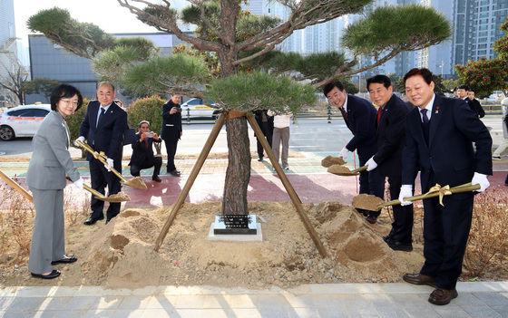 식약처 '천연물안전관리연구원' 기념식수
