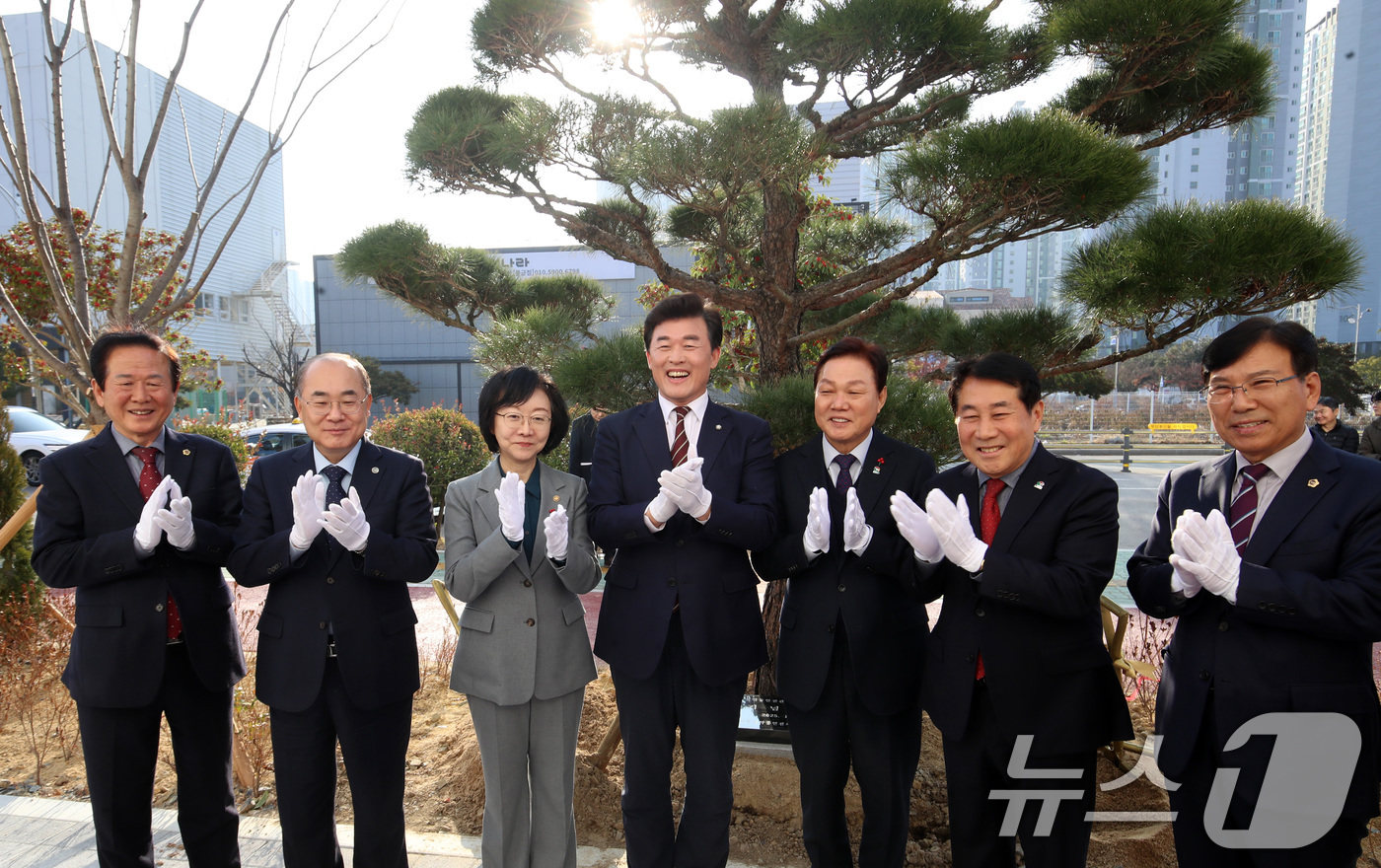 (양산=뉴스1) 윤일지 기자 = 오유경 식품의약품안전처장, 최재원 부산대 총장, 박완수 경남도지사, 나동연 양산시장 등이 17일 오후 경남 양산 물금읍 부산대 양산캠퍼스 첨단 산학 …