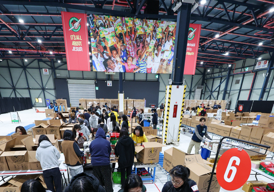 전 세계 어린이에게 보낼 선물상자 검수