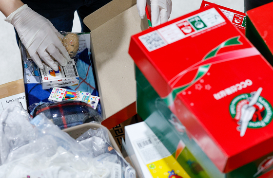 '어린이들 위한 선물상자 검수'