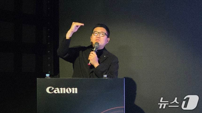 본문 이미지 - 황종환 캐논코리아 마케팅 매니저가 기자간담회에서 발언하고 있다. 2025.11.27 뉴스1 ⓒ News1 김민석 기자