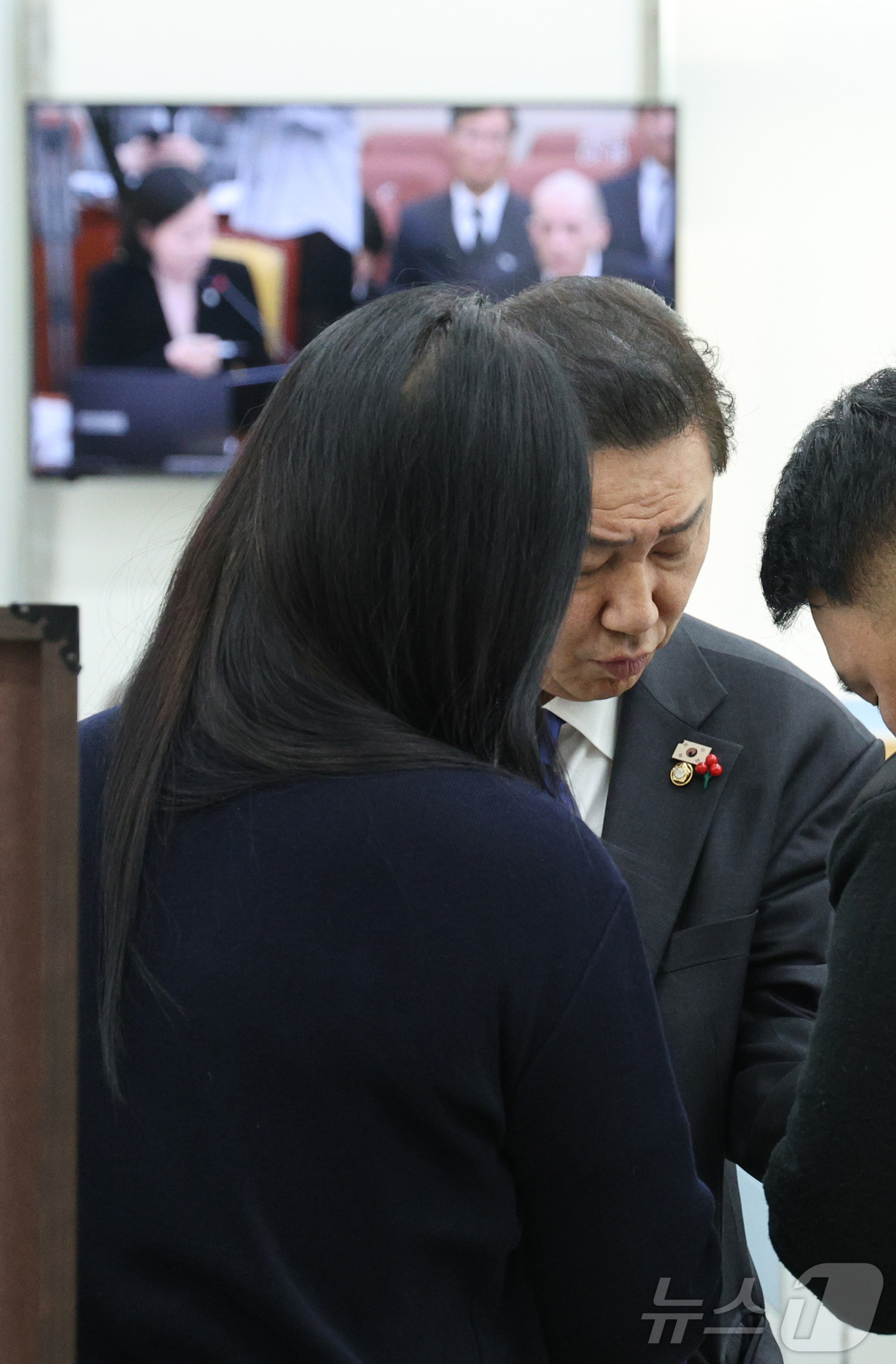 (서울=뉴스1) 신웅수 기자 = 김병기 더불어민주당 원내대표가 17일 서울 여의도 국회에서 관계자들과 대화하고 있다.김 원내대표는 국정감사를 앞두고 박대준 당시 쿠팡 대표 등과 한 …