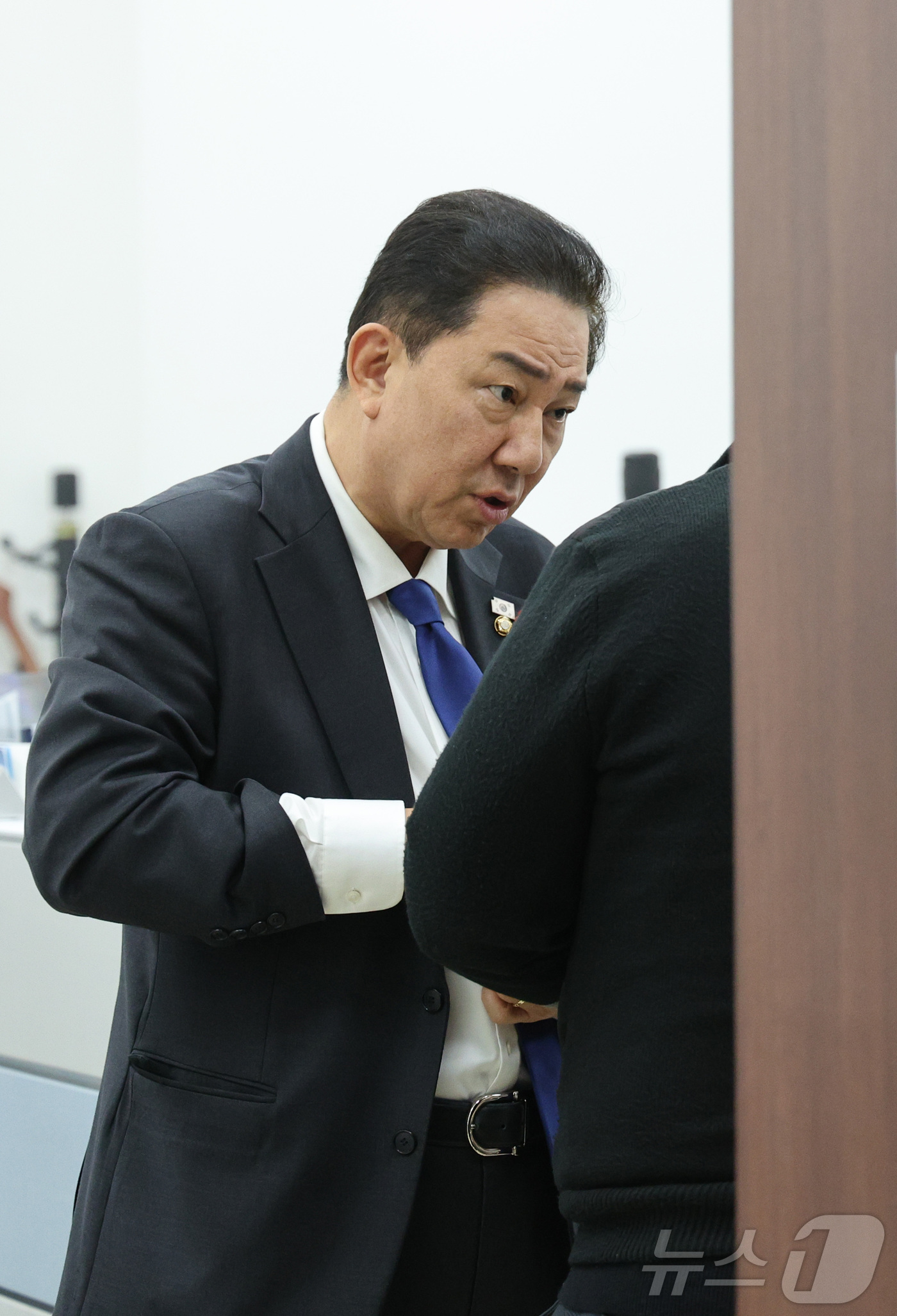 (서울=뉴스1) 신웅수 기자 = 김병기 더불어민주당 원내대표가 17일 서울 여의도 국회에서 관계자들과 대화하고 있다.김 원내대표는 국정감사를 앞두고 박대준 당시 쿠팡 대표 등과 한 …