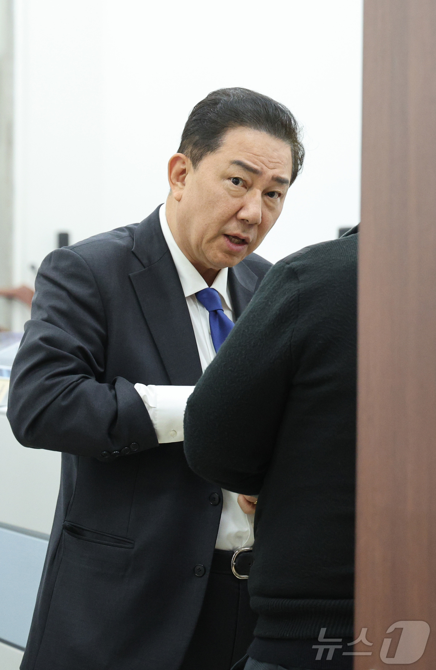 (서울=뉴스1) 신웅수 기자 = 김병기 더불어민주당 원내대표가 17일 서울 여의도 국회에서 관계자들과 대화하고 있다.김 원내대표는 국정감사를 앞두고 박대준 당시 쿠팡 대표 등과 한 …