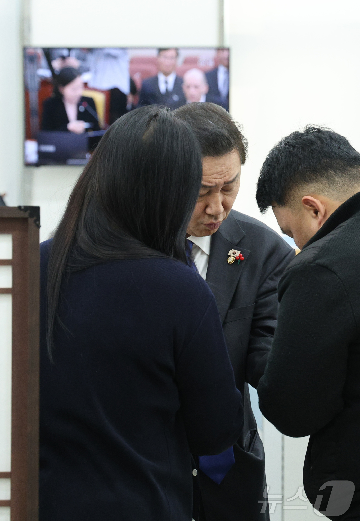 (서울=뉴스1) 신웅수 기자 = 김병기 더불어민주당 원내대표가 17일 서울 여의도 국회에서 관계자들과 대화하고 있다.김 원내대표는 국정감사를 앞두고 박대준 당시 쿠팡 대표 등과 한 …