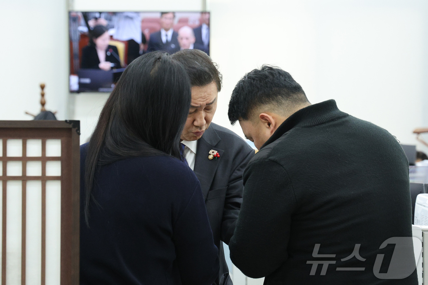 (서울=뉴스1) 신웅수 기자 = 김병기 더불어민주당 원내대표가 17일 서울 여의도 국회에서 관계자들과 대화하고 있다.김 원내대표는 국정감사를 앞두고 박대준 당시 쿠팡 대표 등과 한 …