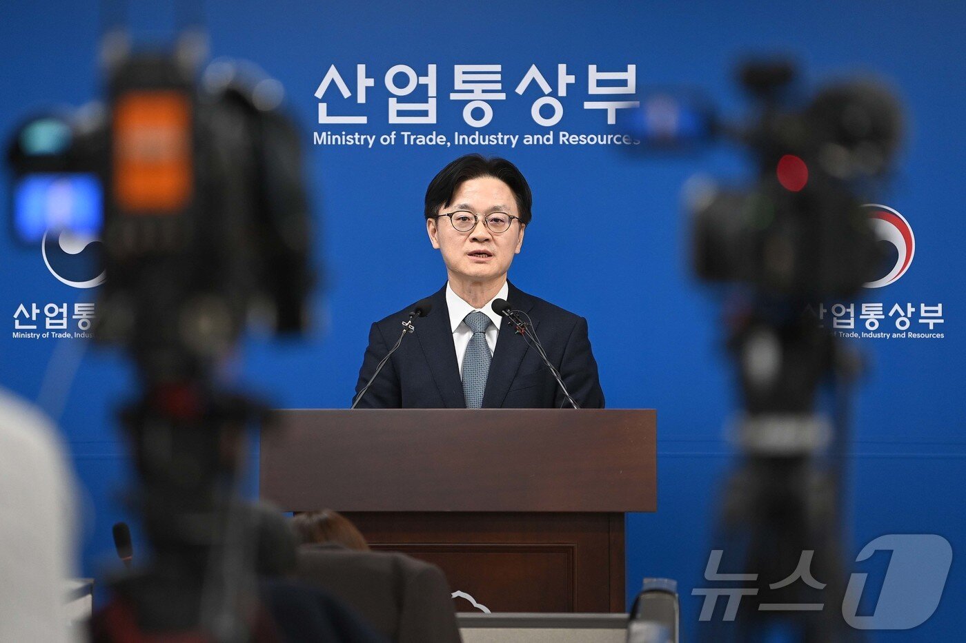 본문 이미지 - 김정관 산업통상자원부 장관이 17일 오후 세종시 정부세종청사 산업부 기자실에서 '산업통상부 업무보고 사후 브리핑'을 하고 있다. (산업통상자원부 제공. 재판매 및 DB 금지) 2025.12.17/뉴스1