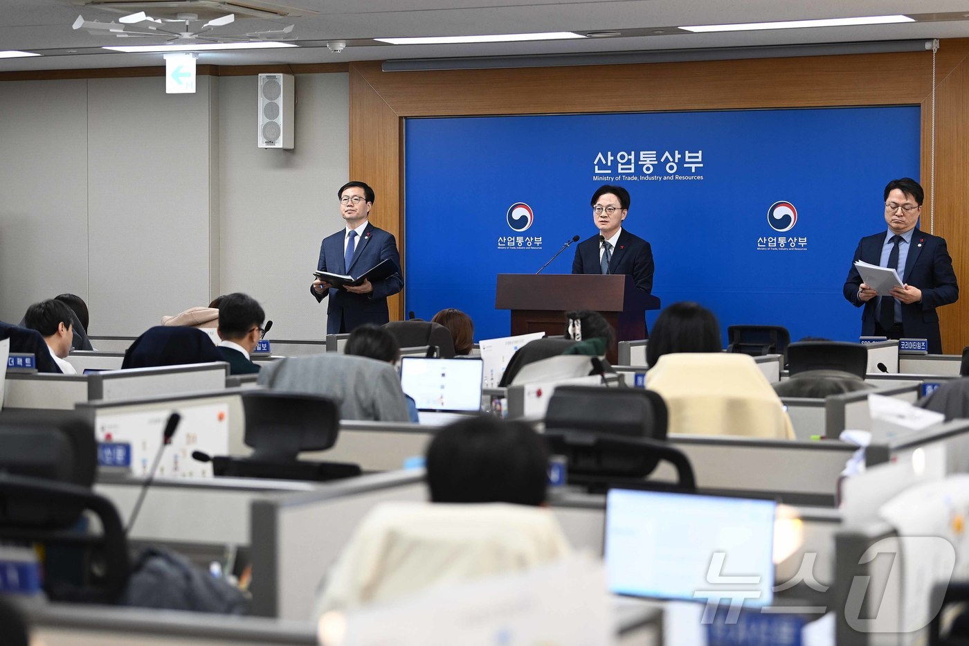 (서울=뉴스1) = 김정관 산업통상자원부 장관이 17일 오후 세종시 정부세종청사 산업부 기자실에서 '산업통상부 업무보고 사후 브리핑'을 한 후 출입기자단과 질의응답 시간을 가지고 …