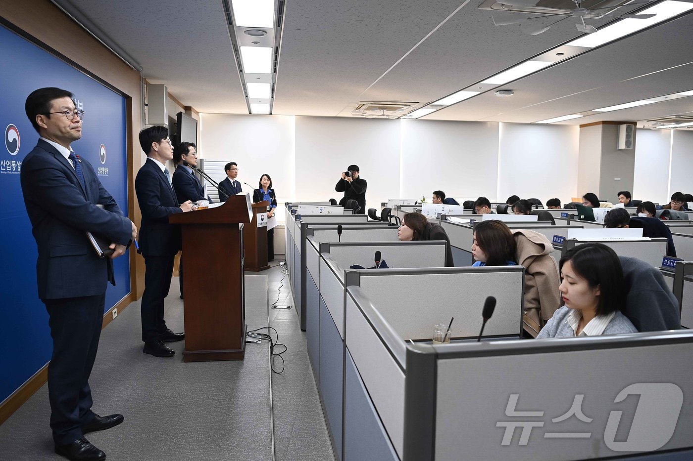 (서울=뉴스1) = 김정관 산업통상자원부 장관이 17일 오후 세종시 정부세종청사 산업부 기자실에서 '산업통상부 업무보고 사후 브리핑'을 하고 있다. (산업통상자원부 제공. 재판매 …