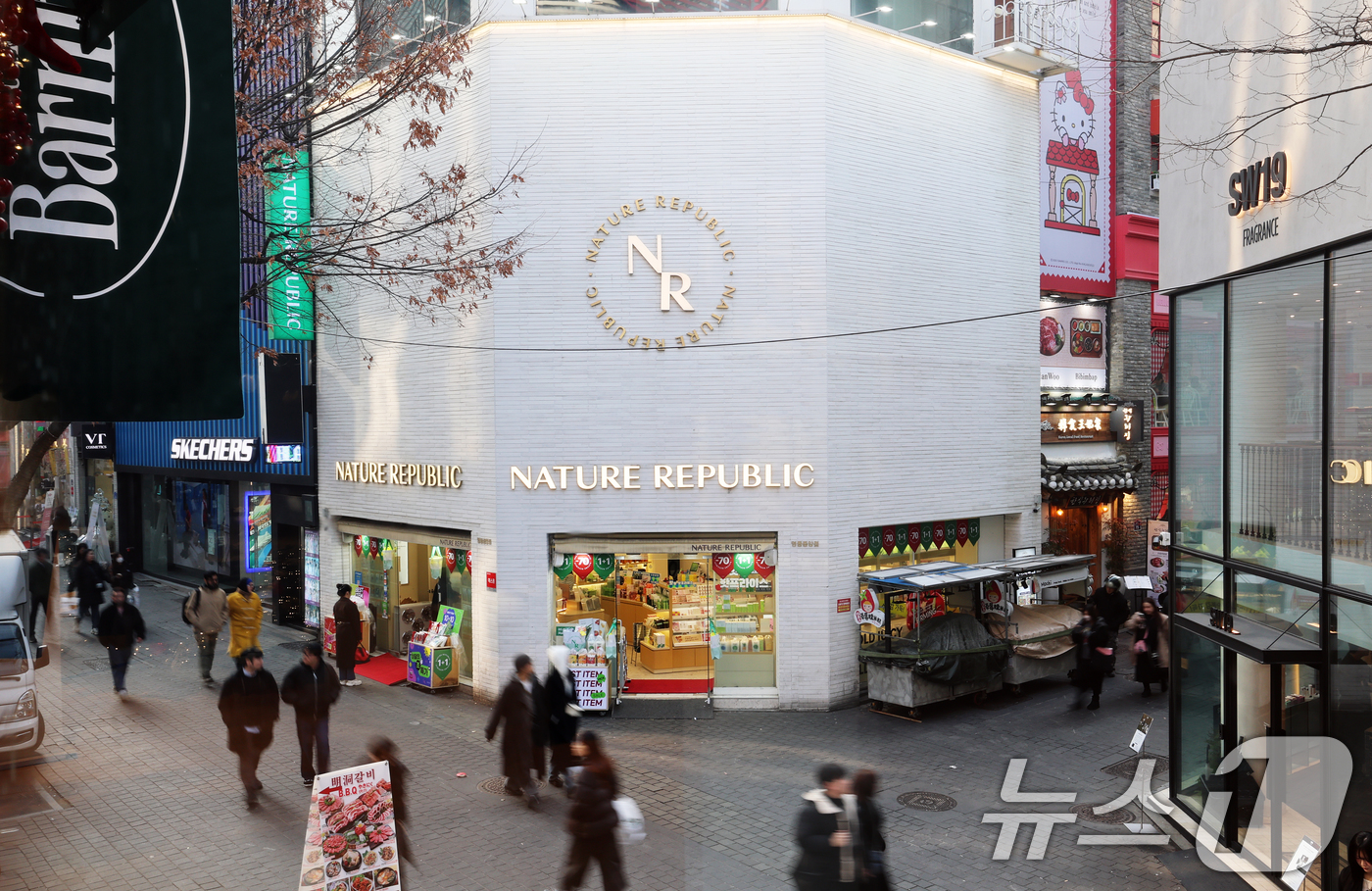 (서울=뉴스1) 오대일 기자 = 명동 네이처 리퍼블릭(명동월드점) 부지가 전국에서 땅값이 가장 비싼 곳으로 조사됐다. 23년째 부동의 1위다.17일 국토교통부가 공개한 2026년 …