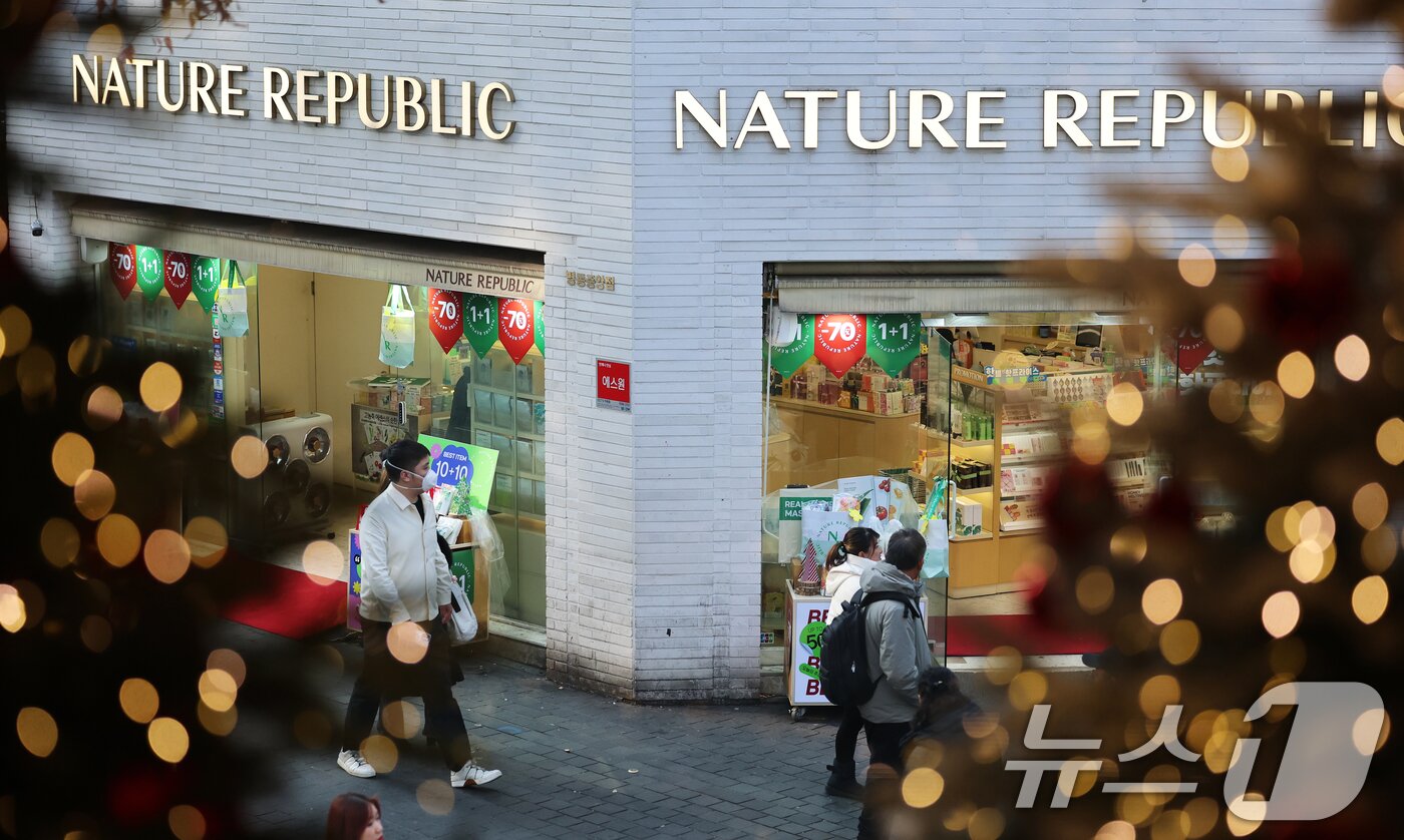 본문 이미지 - 명동 네이처 리퍼블릭(명동월드점) 부지가 전국에서 땅값이 가장 비싼 곳으로 조사됐다.  사진은 이날 오후 서울 중구 명동 네이처 리퍼블릭 모습. 2025.12.17/뉴스1 ⓒ News1 오대일 기자