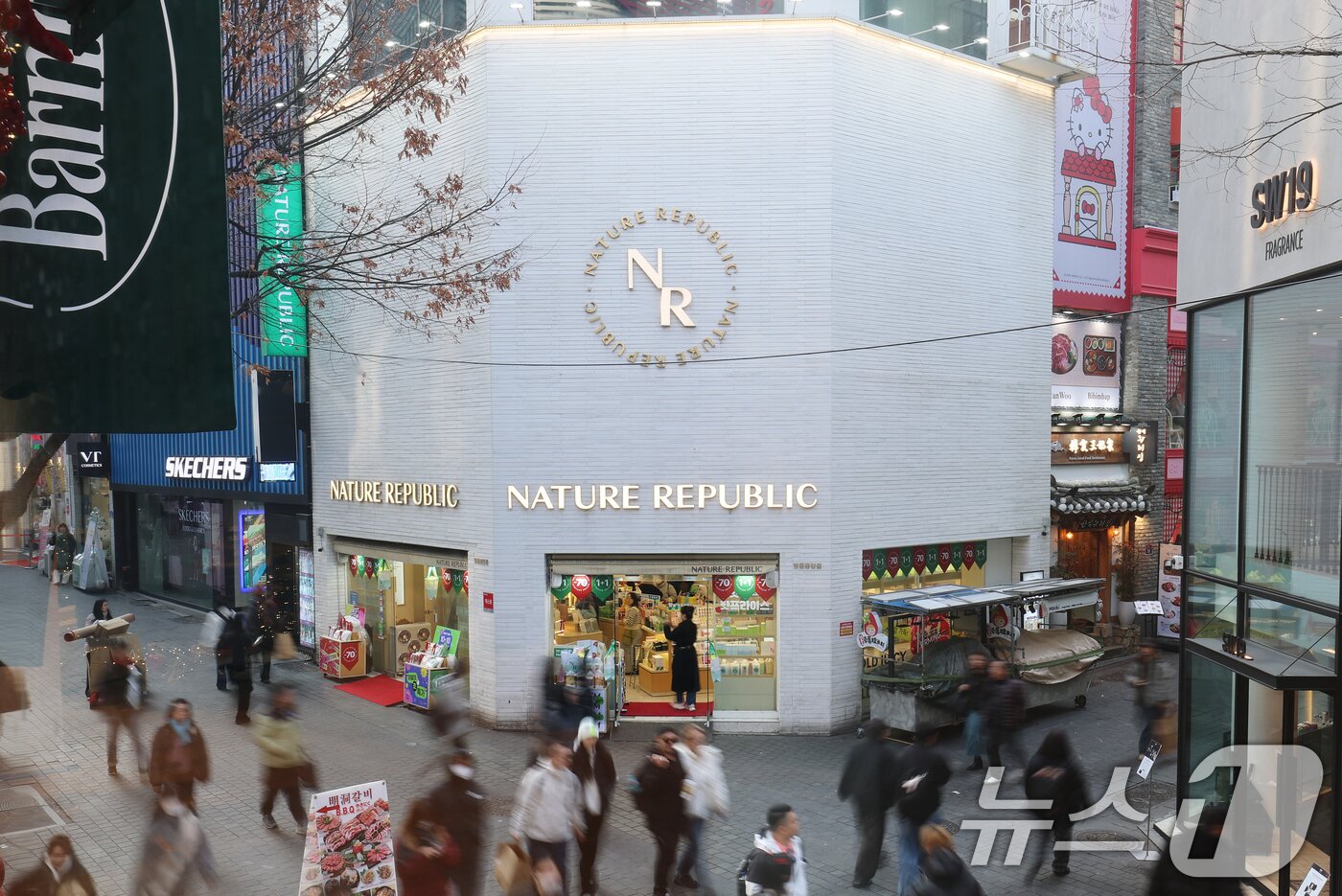 본문 이미지 - 명동 네이처 리퍼블릭(명동월드점) 부지가 전국에서 땅값이 가장 비싼 곳으로 조사됐다.  사진은 이날 오후 서울 중구 명동 네이처 리퍼블릭 모습. 2025.12.17/뉴스1 ⓒ News1 오대일 기자